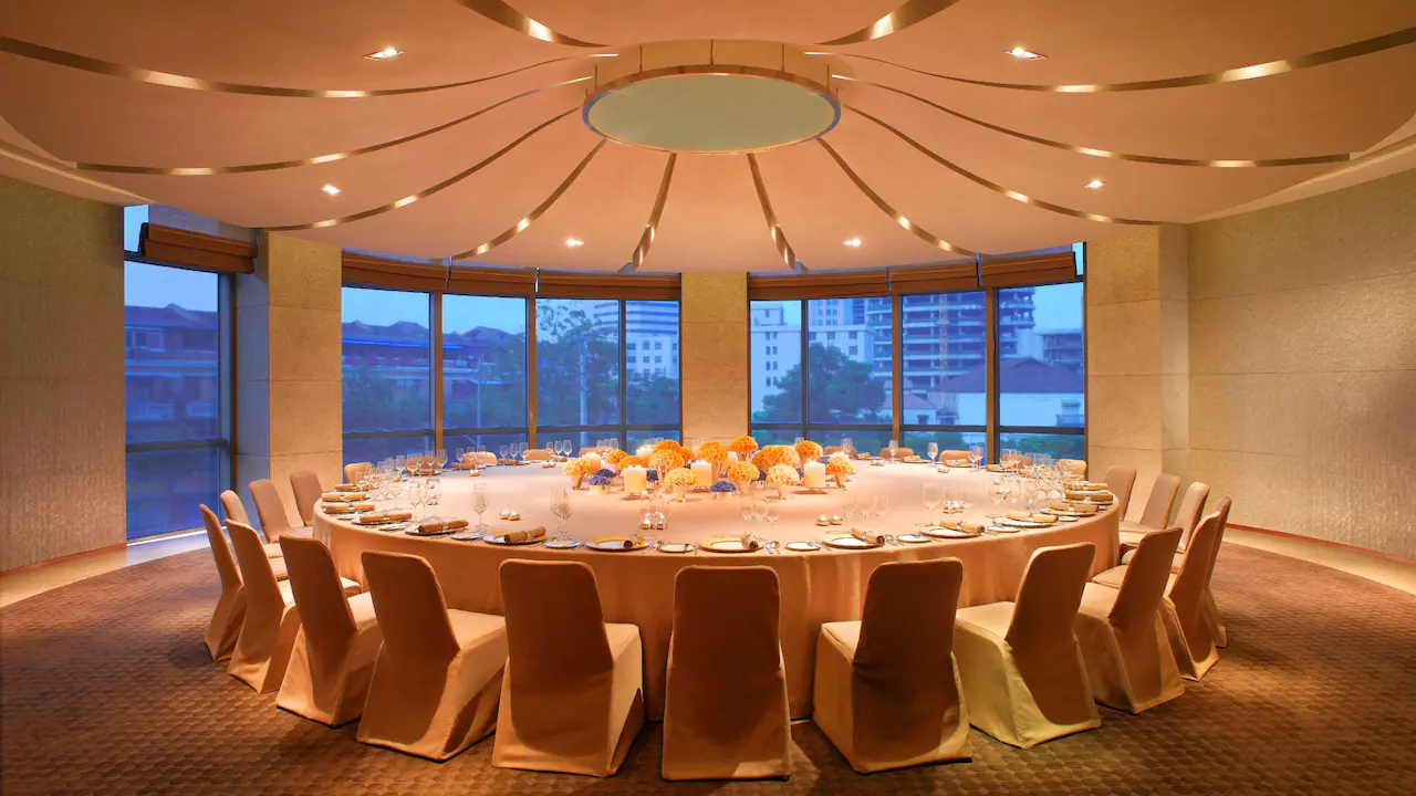 Function room circle table